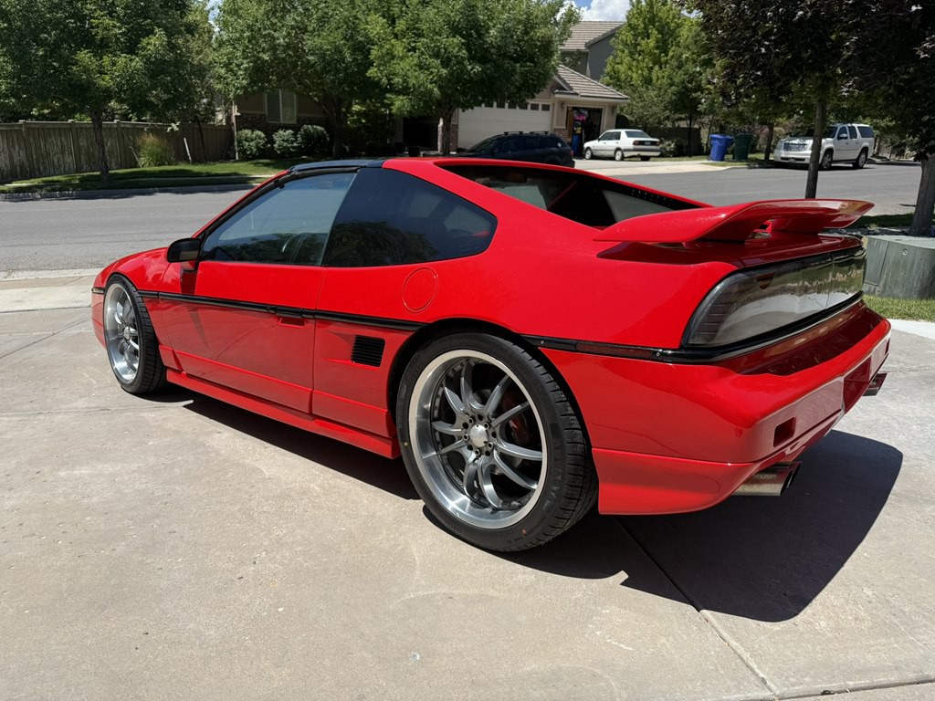 1988 Pontiac Fiero Image 3