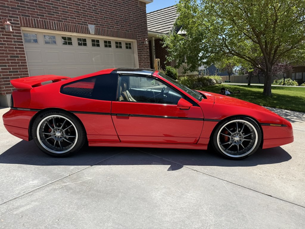 1988 Pontiac Fiero Image 5