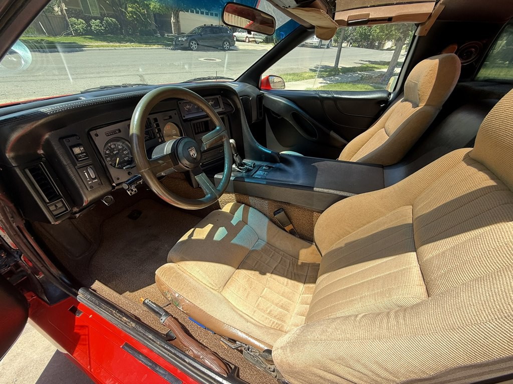 1988 Pontiac Fiero Image 11