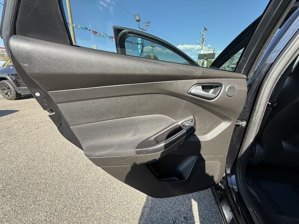 2016 Ford Focus Image 17