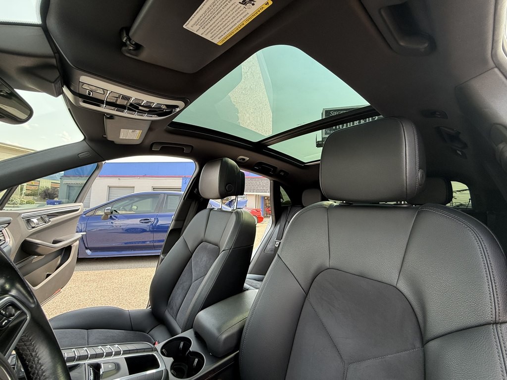 2017 Porsche Macan Image 18