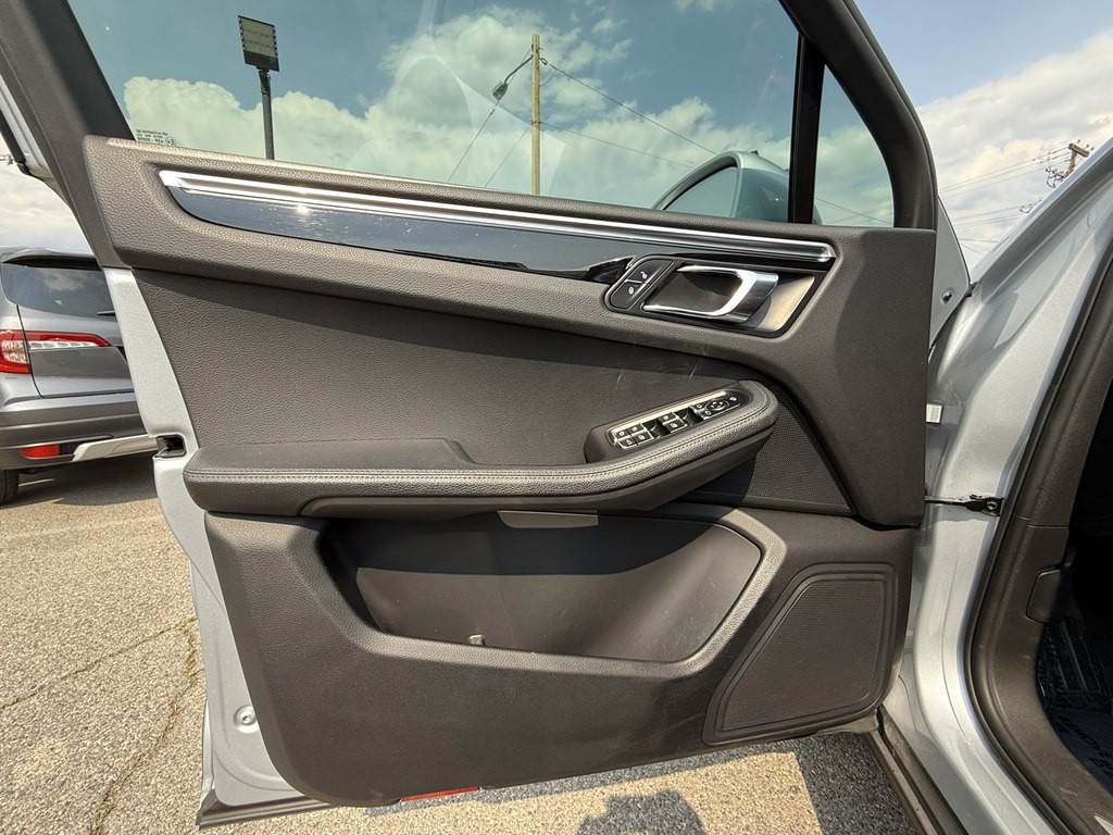 2017 Porsche Macan Image 20