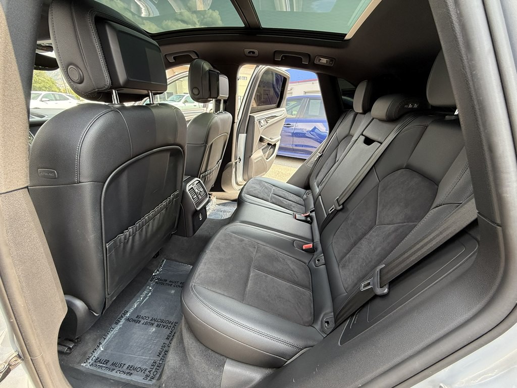 2017 Porsche Macan Image 21