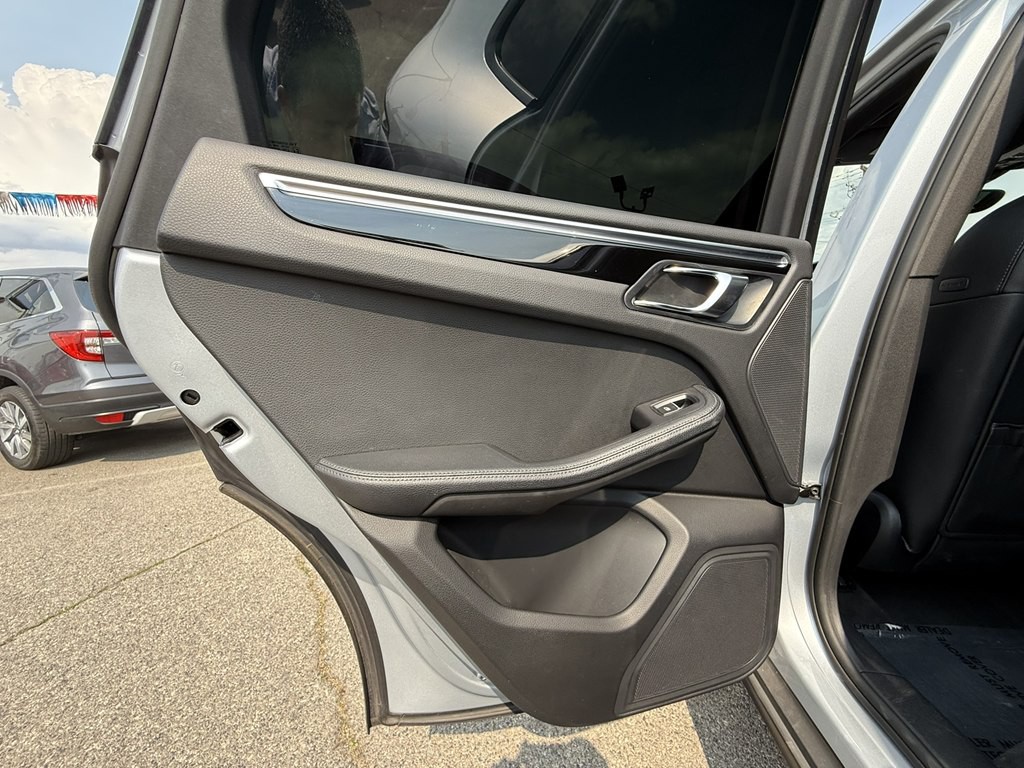 2017 Porsche Macan Image 22