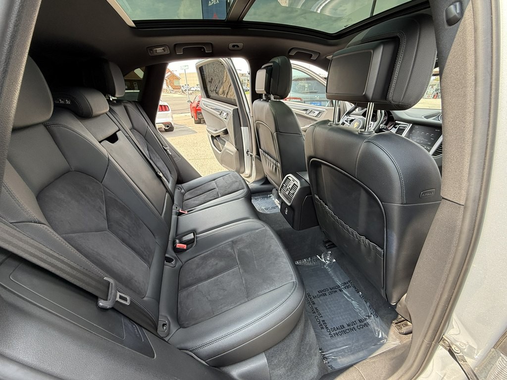 2017 Porsche Macan Image 24