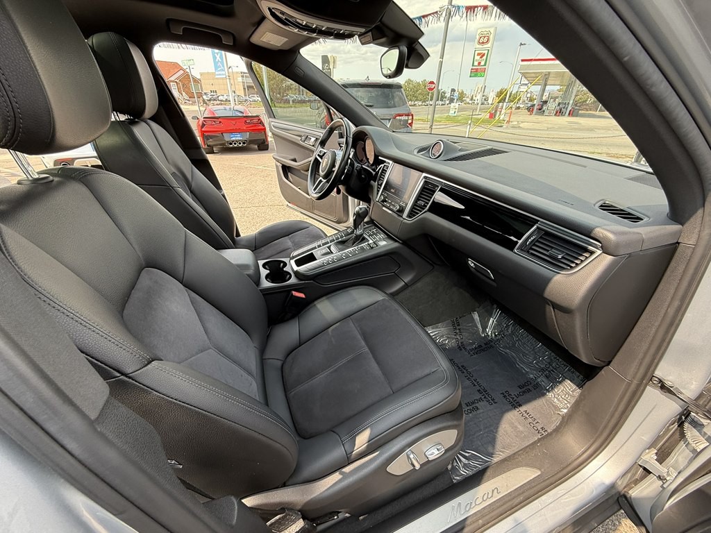 2017 Porsche Macan Image 26