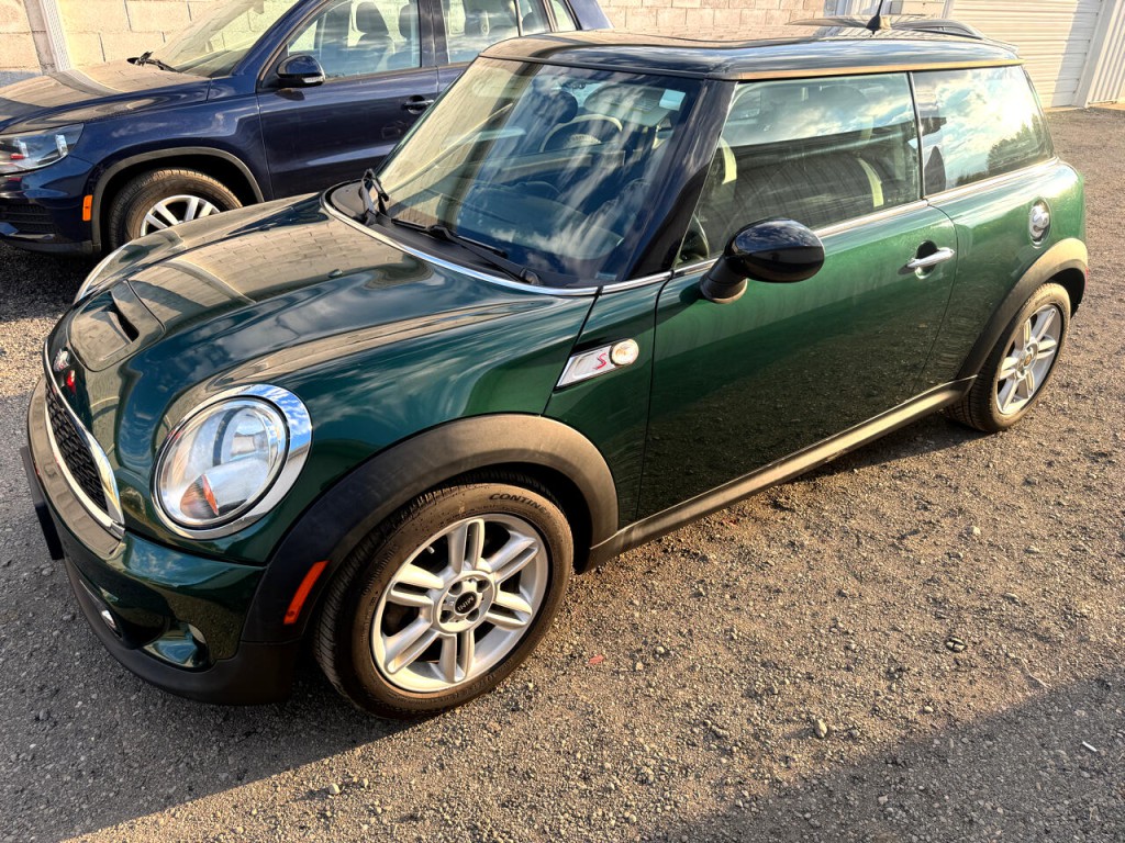 2011 MINI Cooper Image 2