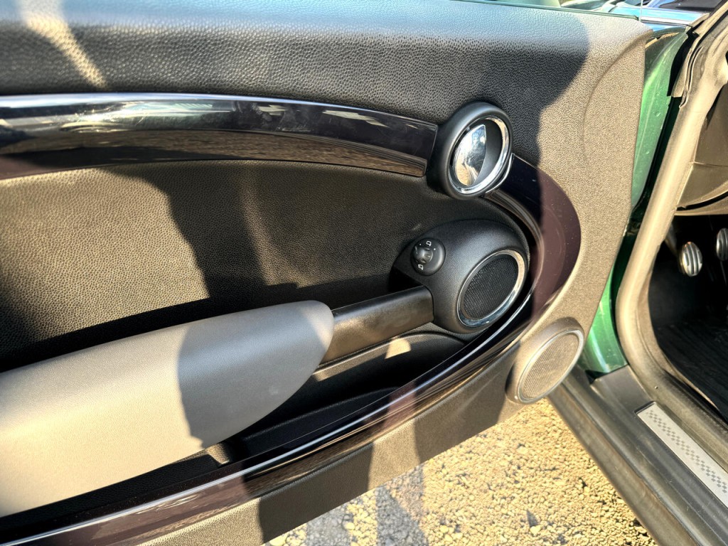 2011 MINI Cooper Image 14