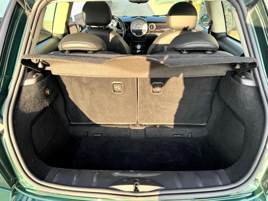 2011 MINI Cooper Image 17