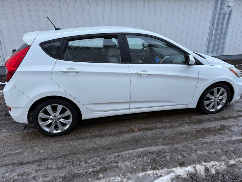 2012 Hyundai Accent Image 2
