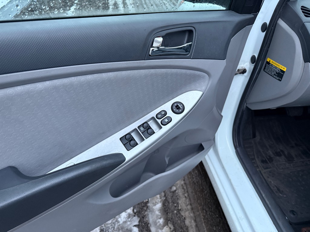 2012 Hyundai Accent Image 8