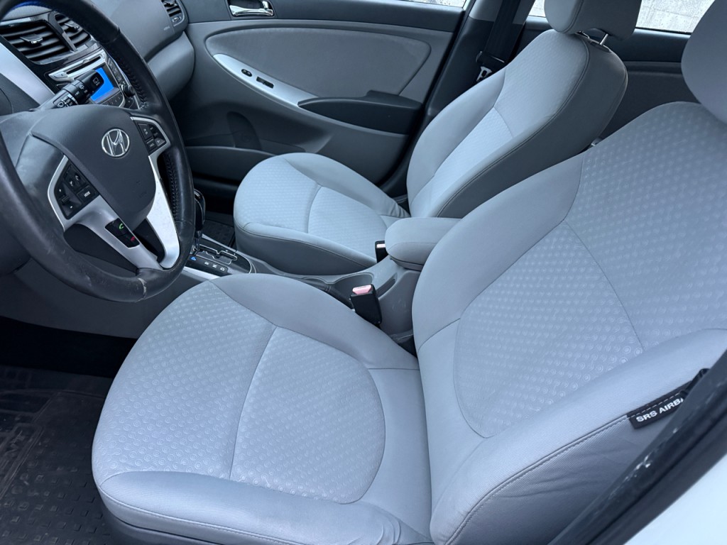 2012 Hyundai Accent Image 9
