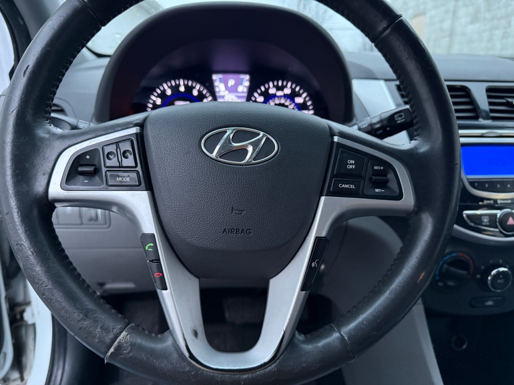 2012 Hyundai Accent Image 10
