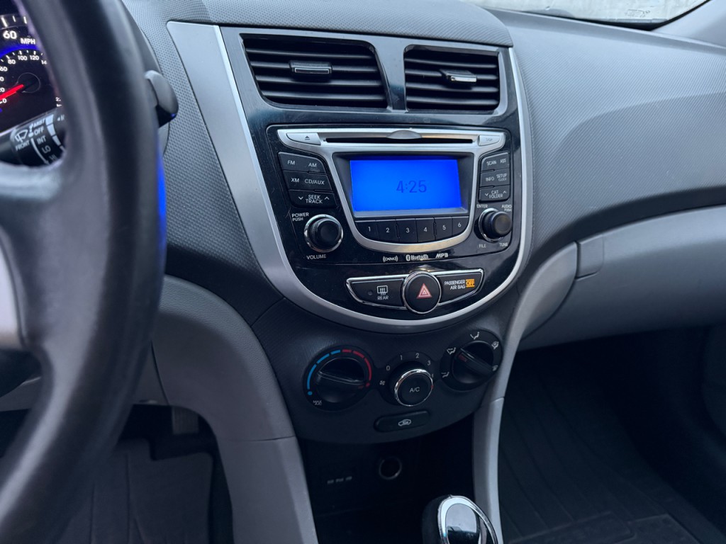 2012 Hyundai Accent Image 11