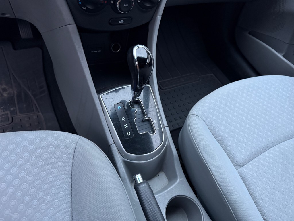 2012 Hyundai Accent Image 12