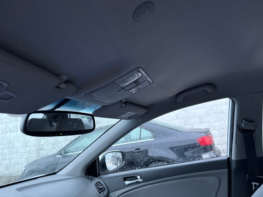 2012 Hyundai Accent Image 13