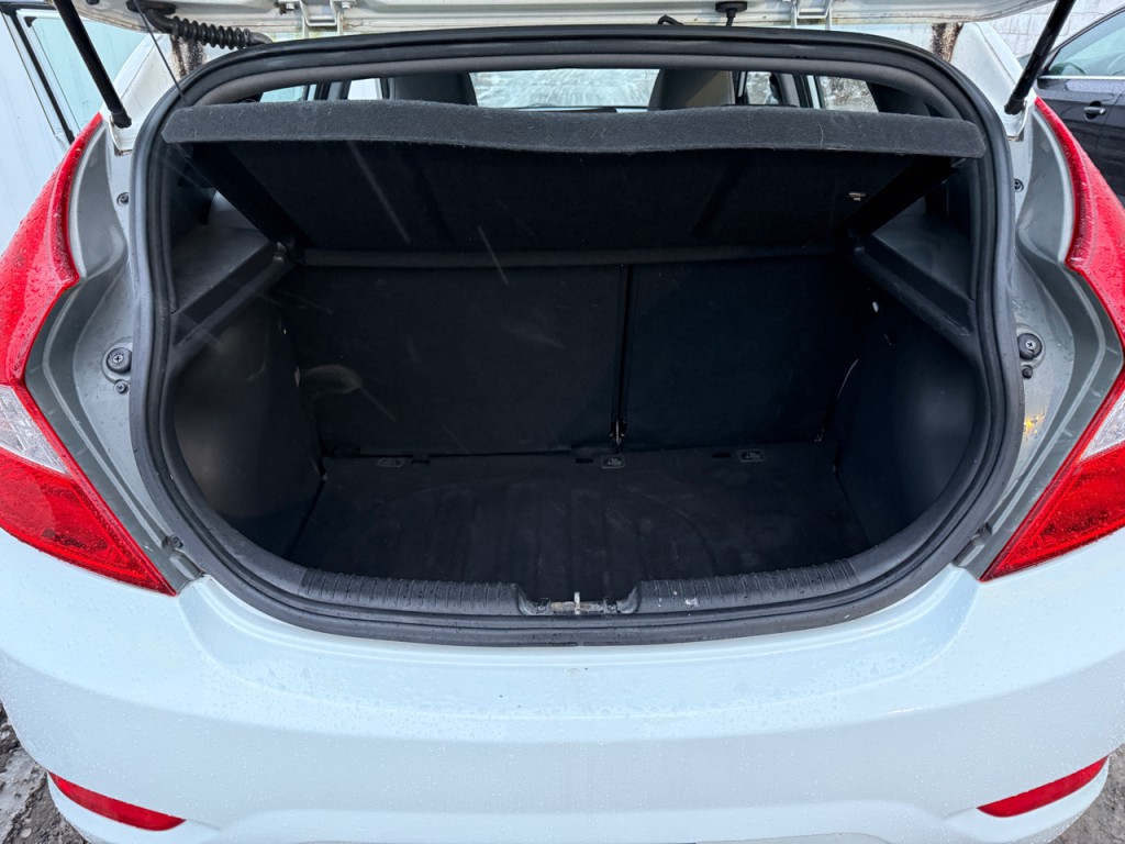 2012 Hyundai Accent Image 15