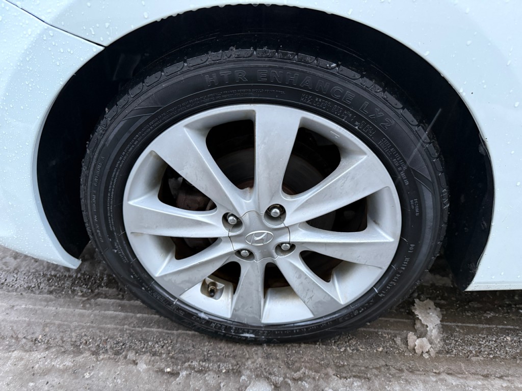 2012 Hyundai Accent Image 16