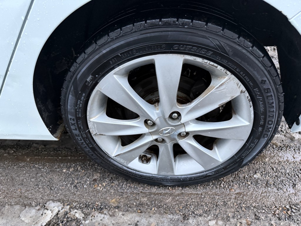 2012 Hyundai Accent Image 17