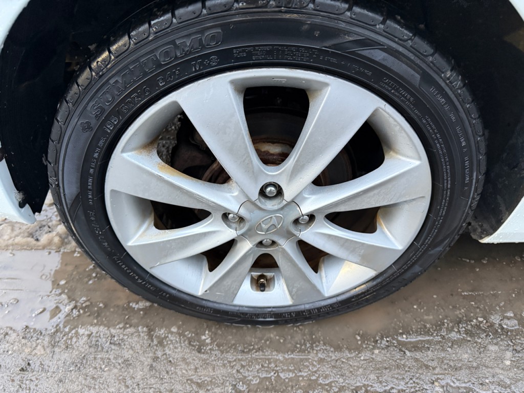 2012 Hyundai Accent Image 18