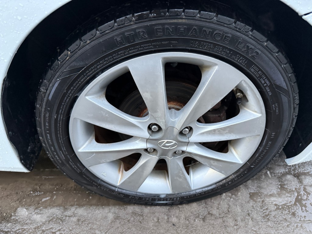 2012 Hyundai Accent Image 19