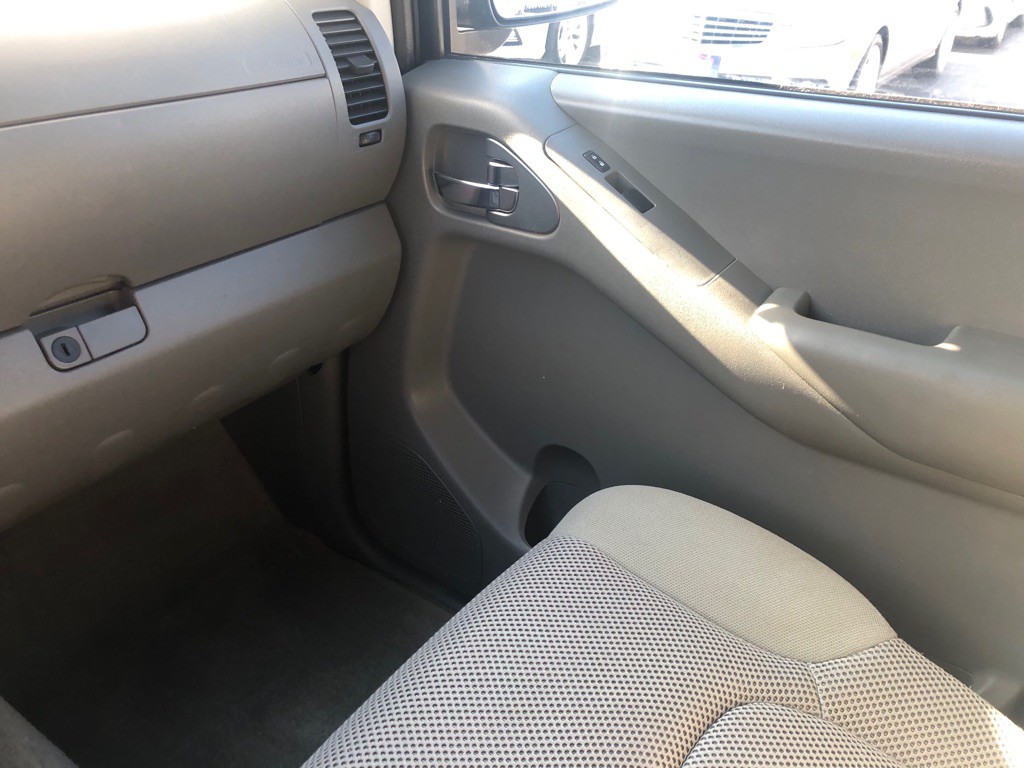 2013 Nissan Frontier Image 24