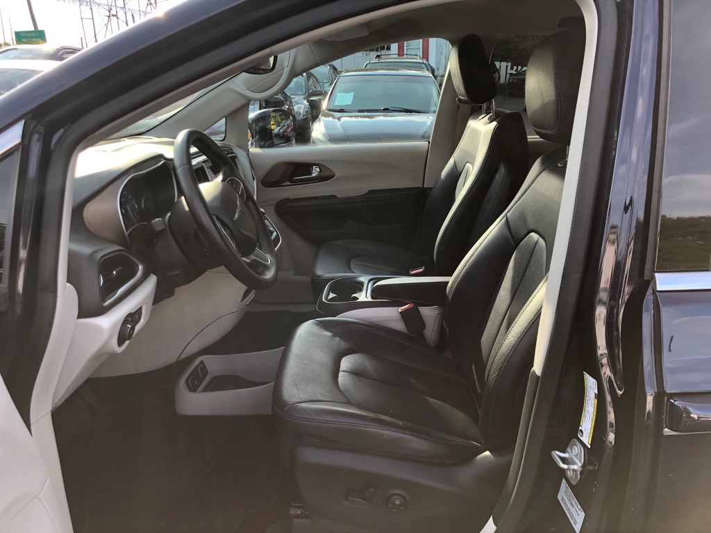 2017 Chrysler Pacifica Image 8