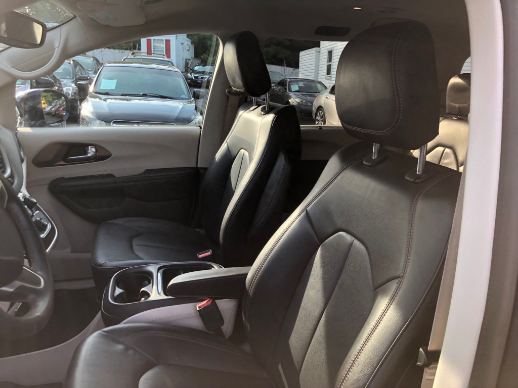 2017 Chrysler Pacifica Image 9