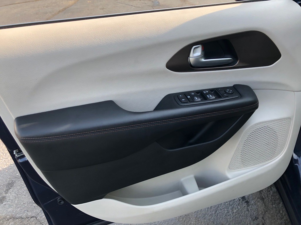 2017 Chrysler Pacifica Image 12
