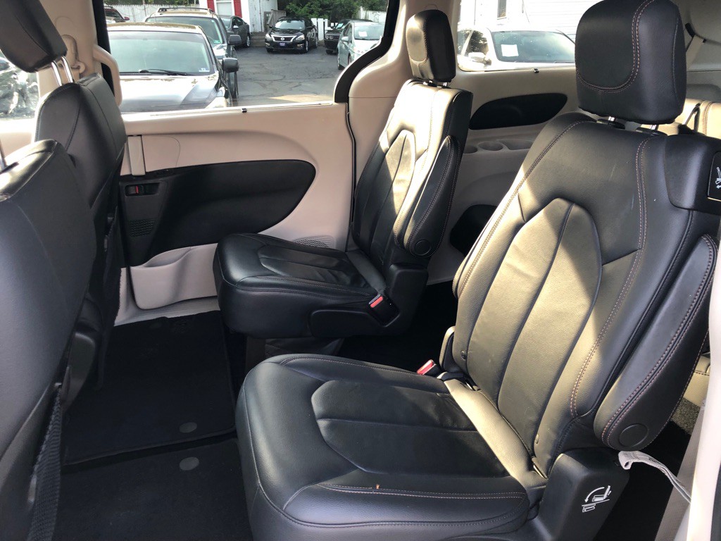 2017 Chrysler Pacifica Image 13