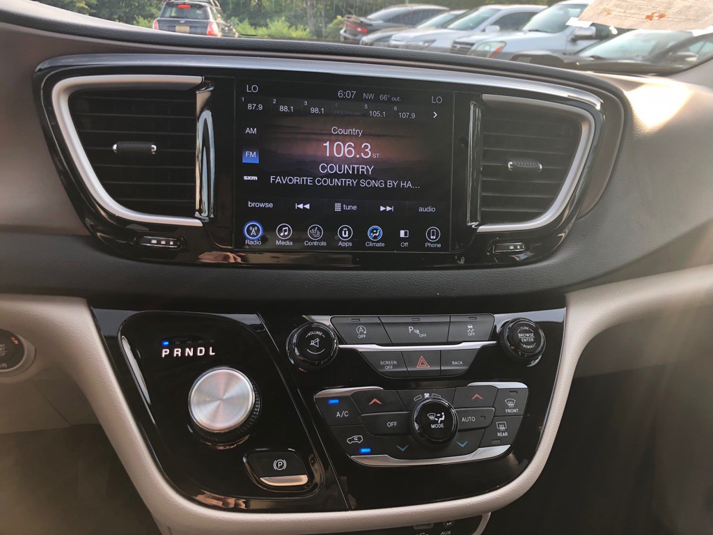 2017 Chrysler Pacifica Image 24