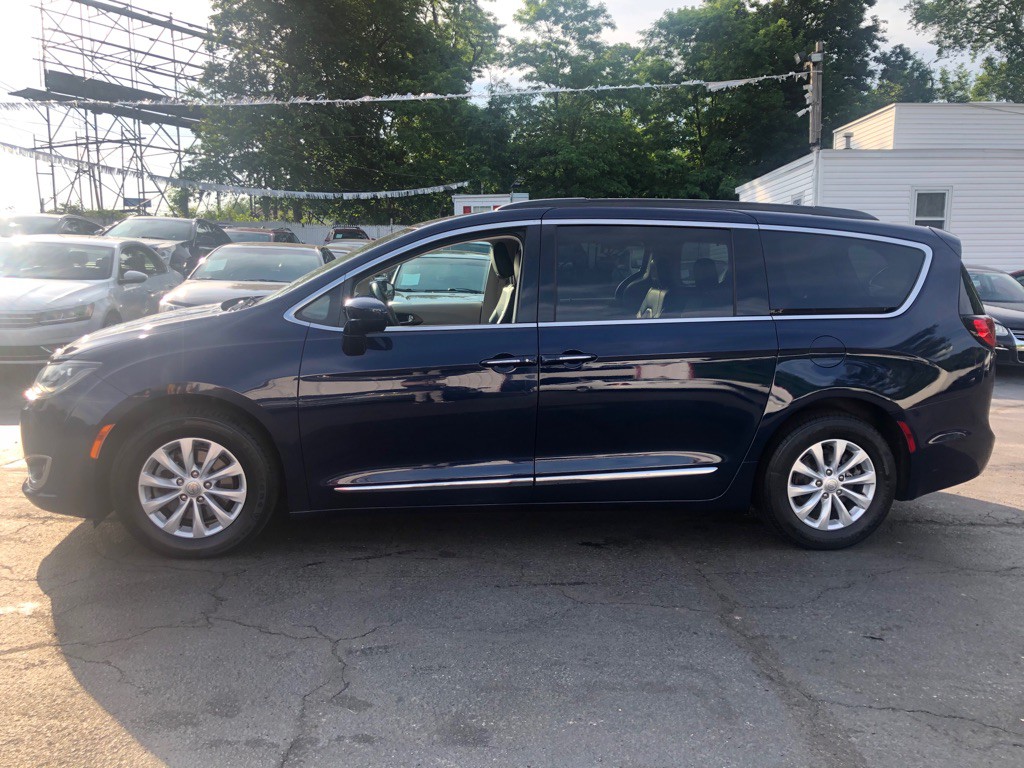 2017 Chrysler Pacifica Image 2