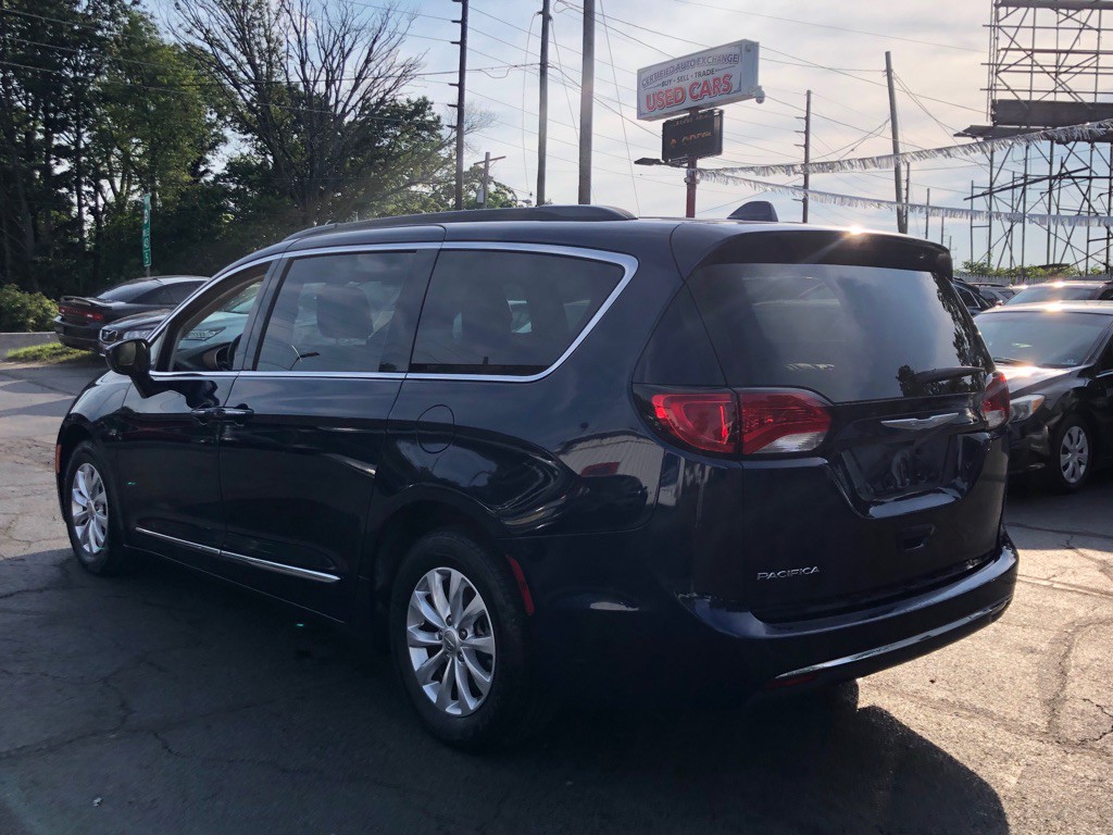 2017 Chrysler Pacifica Image 3