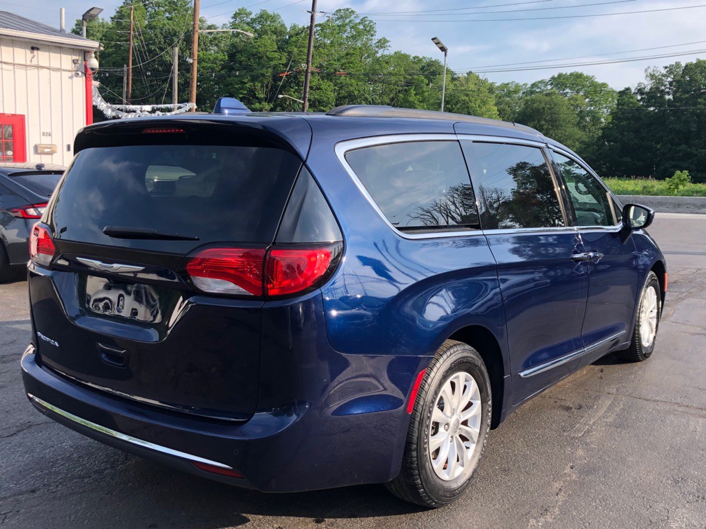2017 Chrysler Pacifica Image 4
