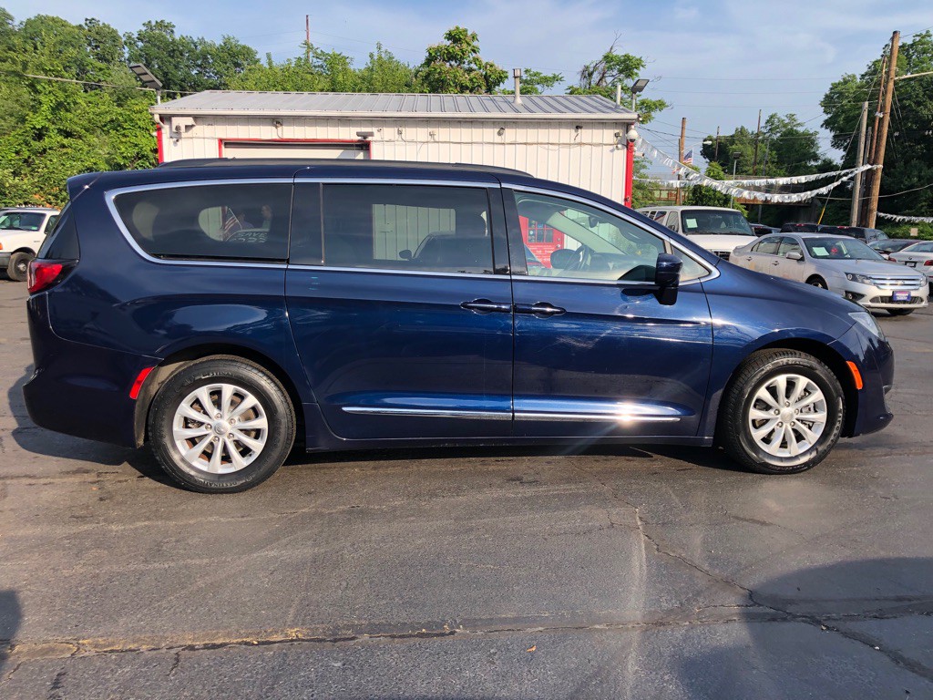 2017 Chrysler Pacifica Image 5