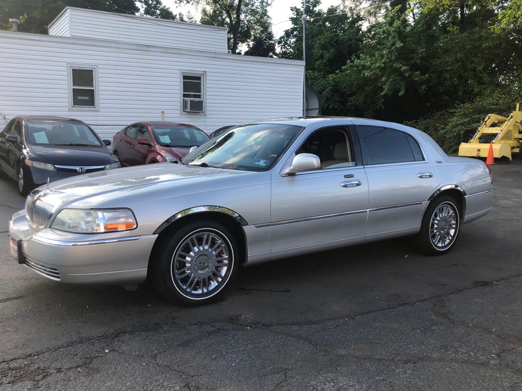2007 Lincoln Town Car Image 2