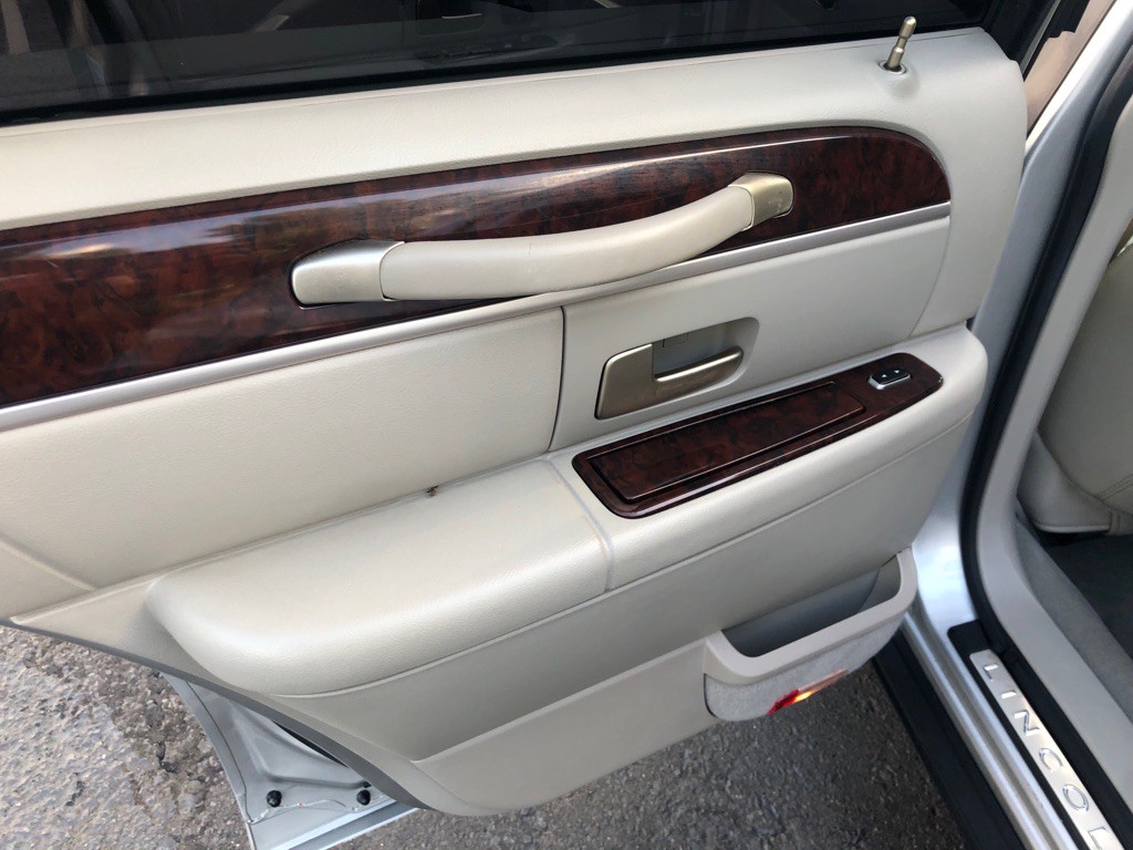 2007 Lincoln Town Car Image 25