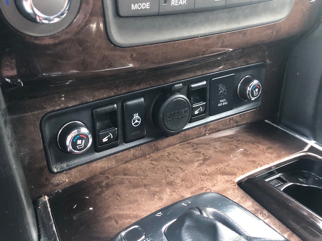 2011 INFINITI QX56 Image 40