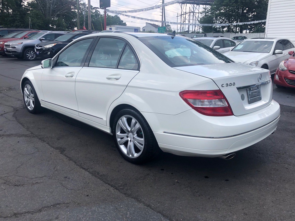 2010 Mercedes-Benz C-Class Image 3