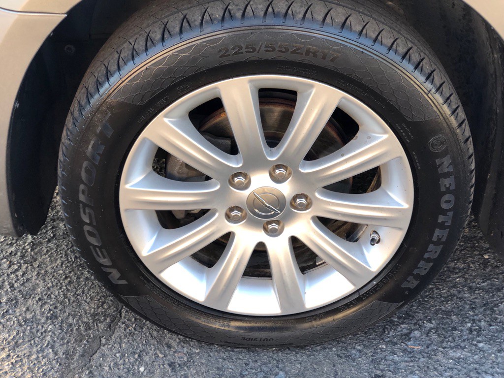 2012 Chrysler 200 Image 8