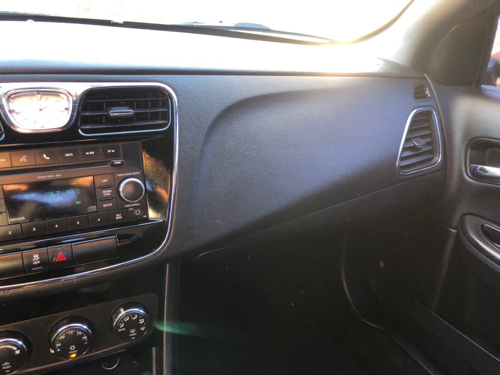 2012 Chrysler 200 Image 25
