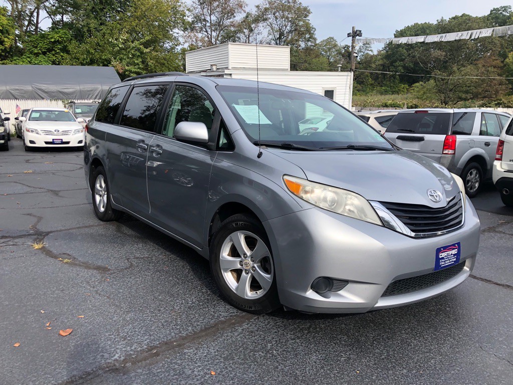 2012 Toyota Sienna Image 1