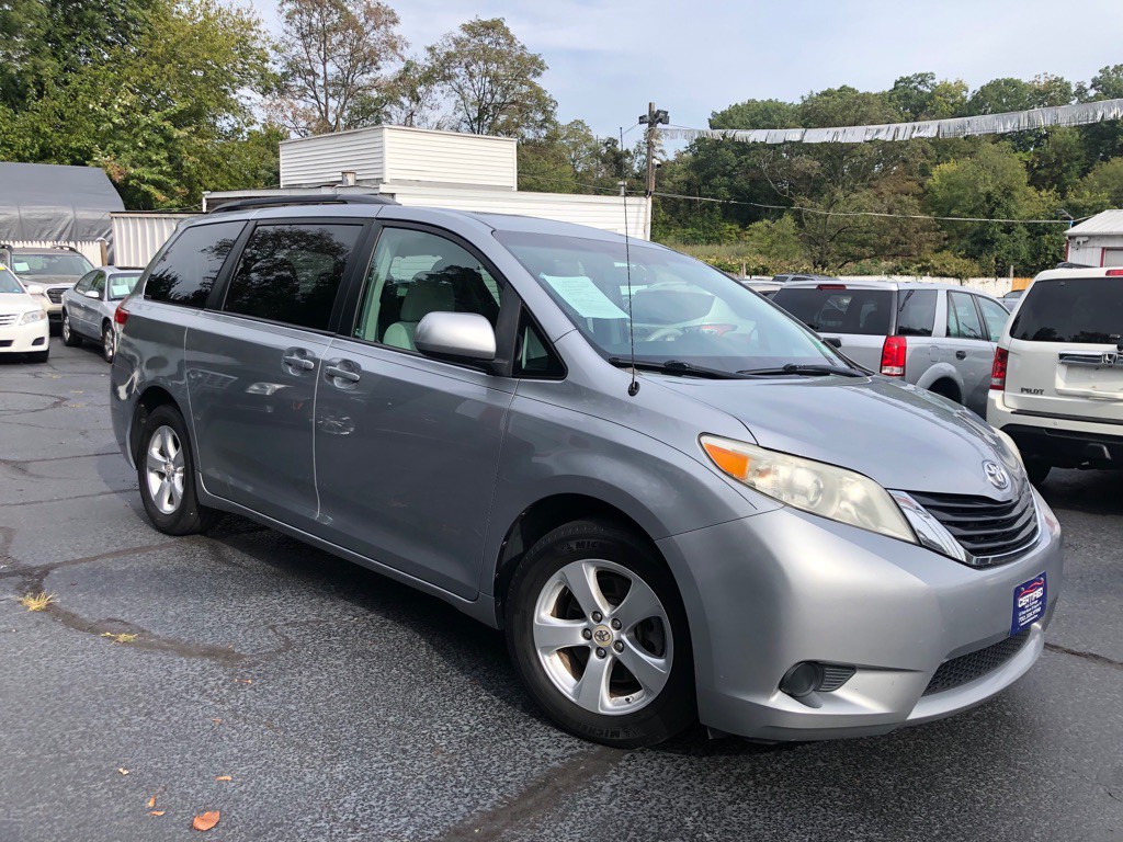 2012 Toyota Sienna Image 2