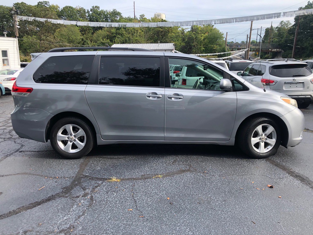 2012 Toyota Sienna Image 3