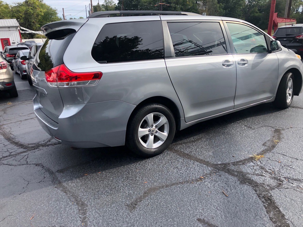 2012 Toyota Sienna Image 4