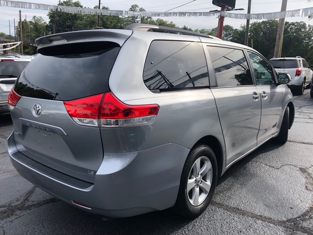 2012 Toyota Sienna Image 5