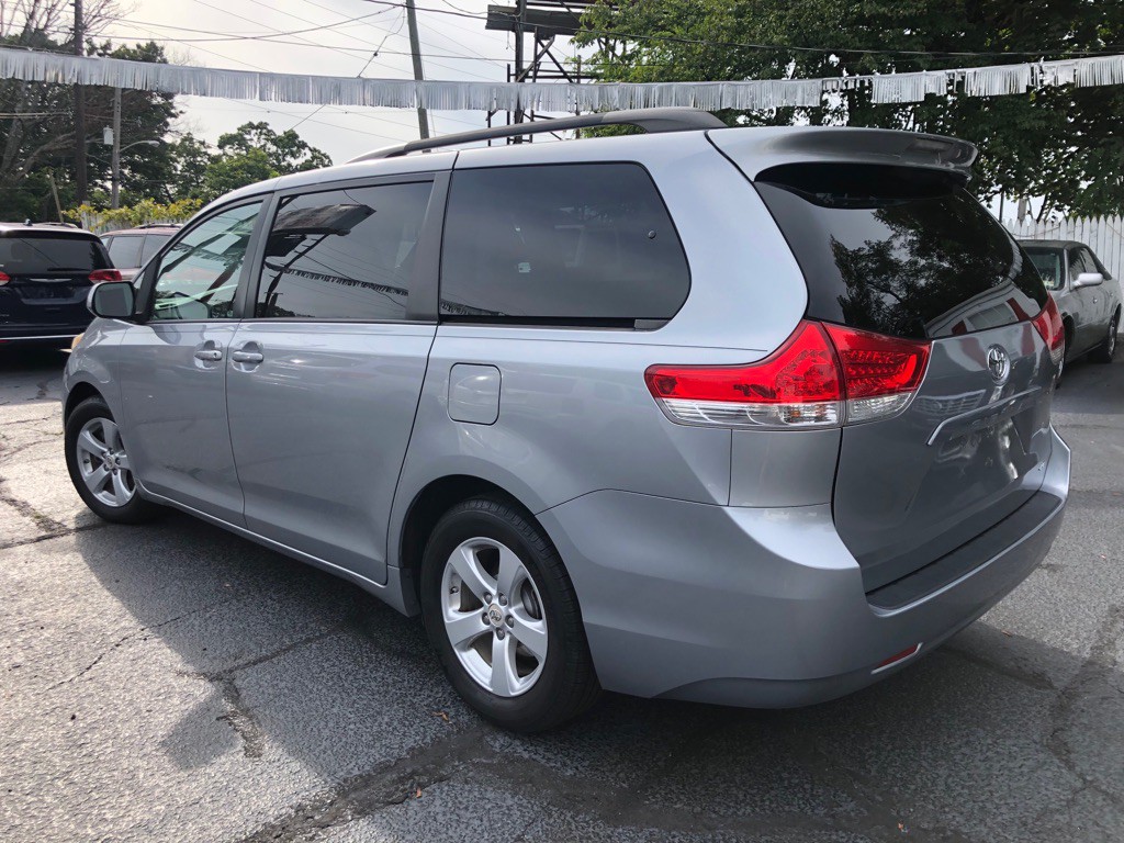 2012 Toyota Sienna Image 7