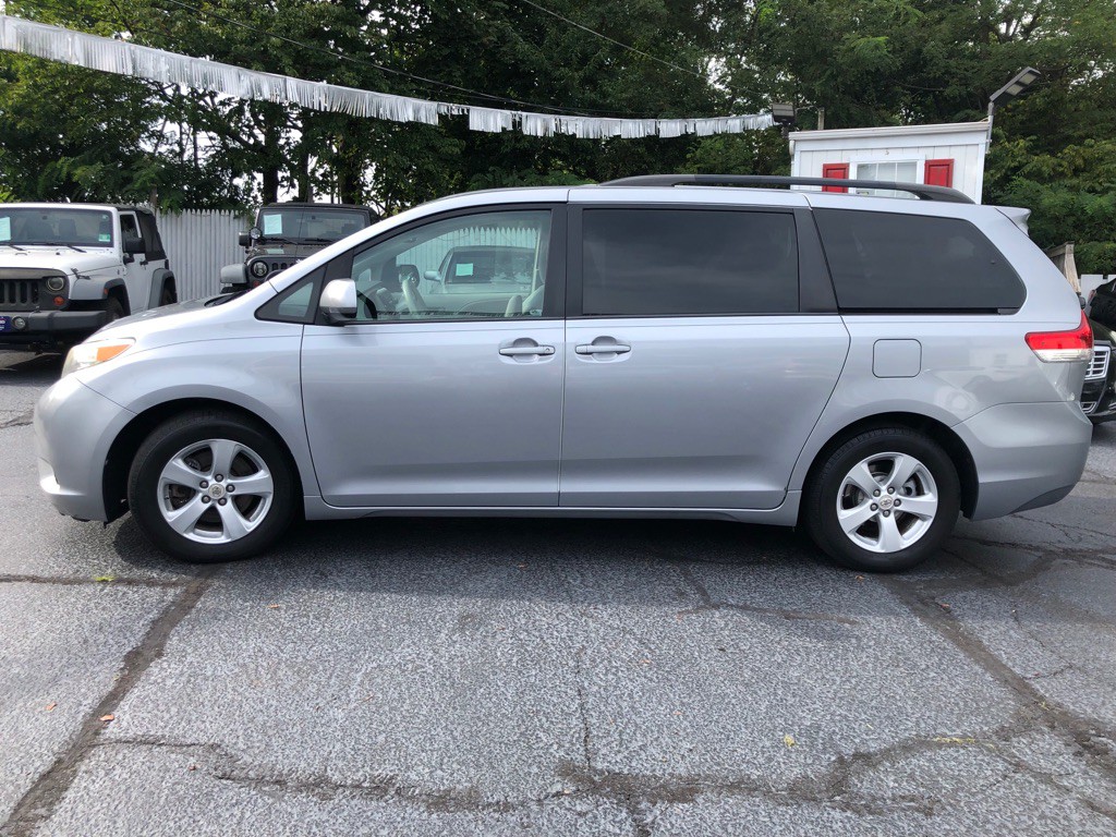 2012 Toyota Sienna Image 8