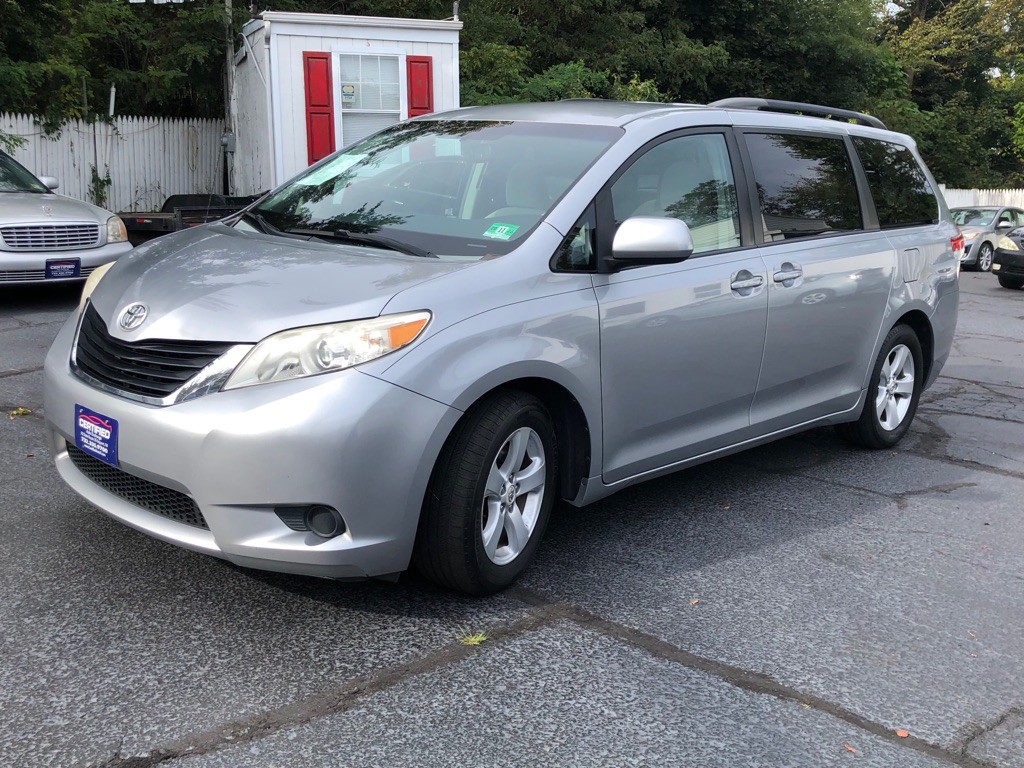 2012 Toyota Sienna Image 9