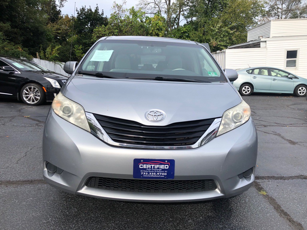 2012 Toyota Sienna Image 11